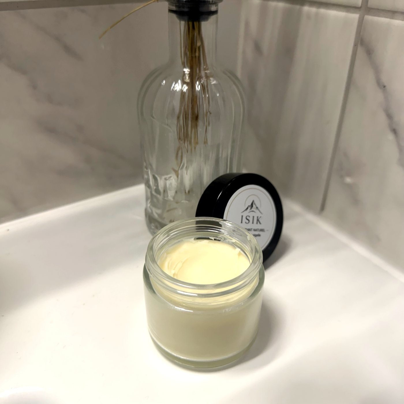Pot ISIK ouvert dans la salle de bain